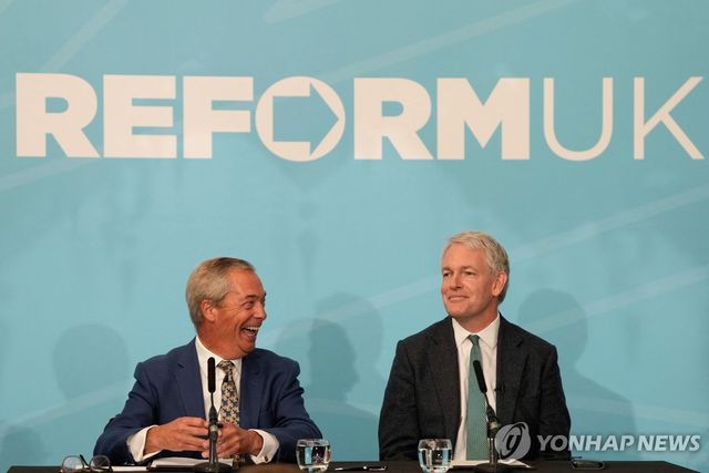 15일 기자회견 하는 패라지 대표와 크루거 의원