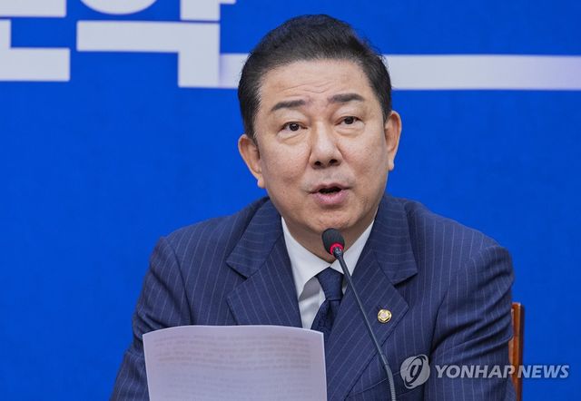 최고위원회의에서 발언하는 김병기