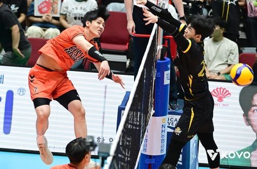 남자 프로배구 OK저축은행의 공격수 신장호(왼쪽 7번)