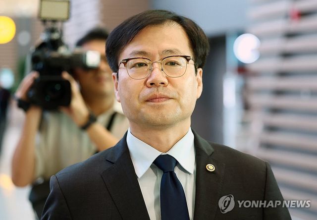 출국장 향하는 여한구 통상교섭본부장