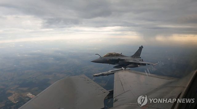 폴란드 영공에서 훈련중인 프랑스 공군 라팔기