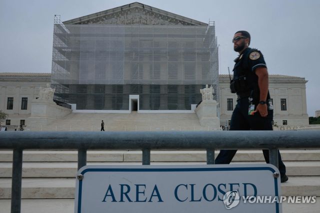 워싱턴DC 연방 대법원을 순찰하는 경찰