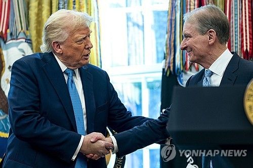 도널드 트럼프(왼쪽) 미 대통령과 폴 앳킨스 SEC 위원장