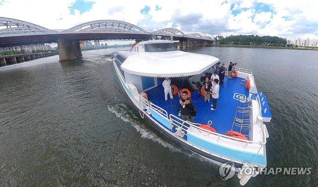 한강철교 지나는 한강버스