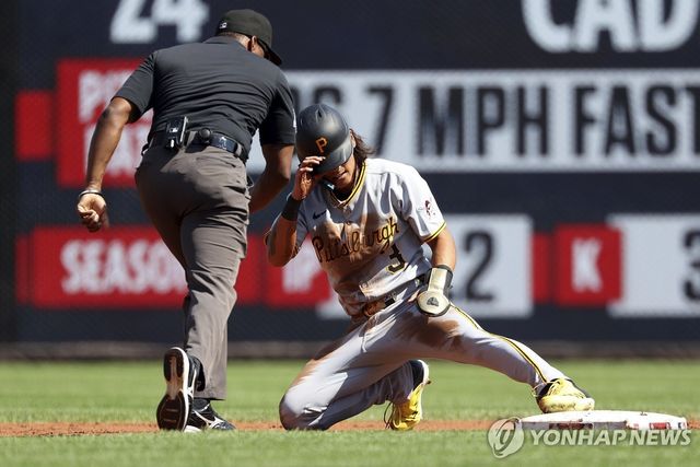 발이 떨어져서 도루 실패로 아웃된 배지환
