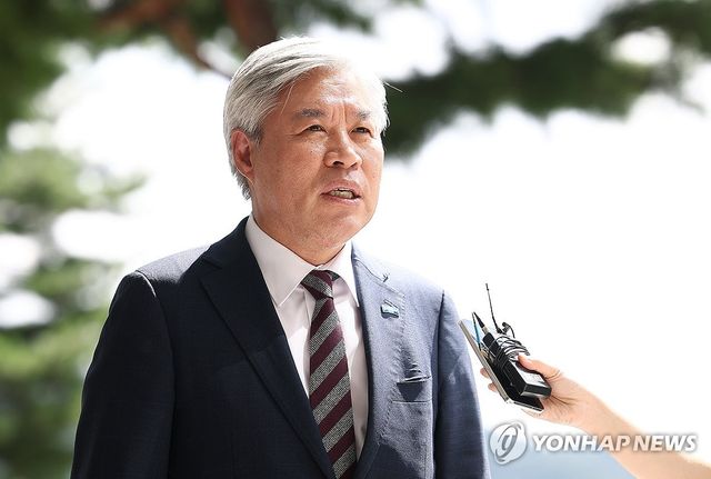 취재진 질문에 답하는 서왕진 원내대표