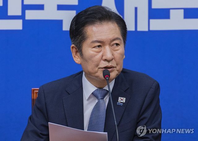 최고위원회의에서 발언하는 정청래