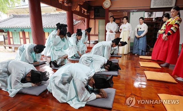 동래향교서 배례(절)배우는 초등생들