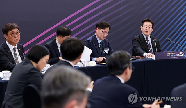 참석자 발언 경청하는 이재명 대통령