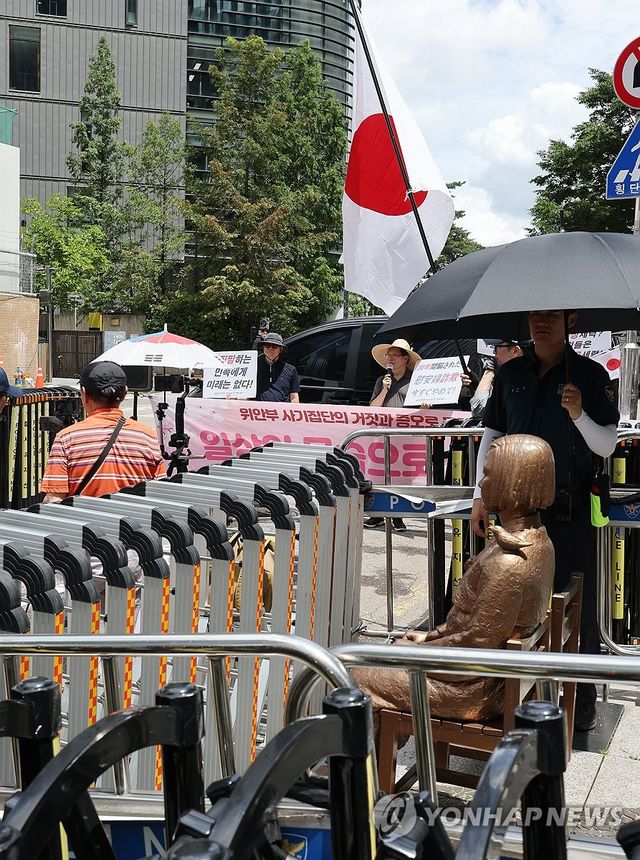 소녀상 옆자리 일장기 든 우익단체