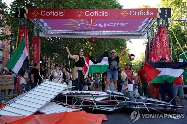 14일(현지시간) 부엘타 대회 결승선 점거한 팔레스타인 지지 시위대