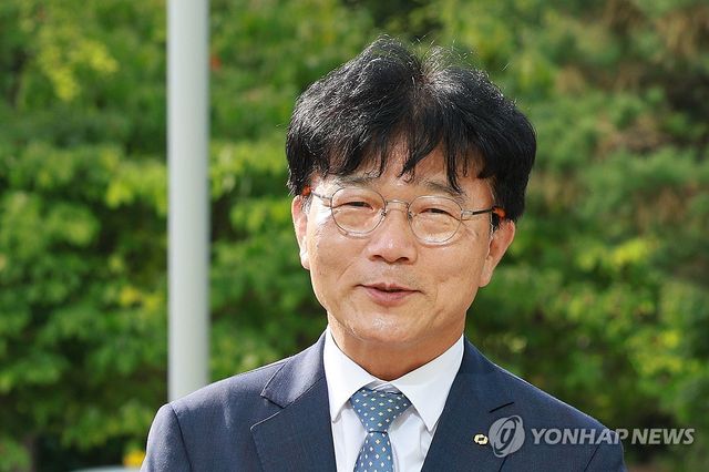 기자 질문에 답하는 박상진 산업은행 회장