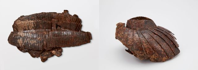 공주 공산성 출토 갑옷(왼쪽)과 투구