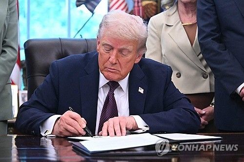 미국 멤피스에 주방위군 투입 지시 각서에 서명하는 트럼프