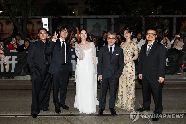 제50회 토론토영화제에서 영화 '얼굴'의 배우진과 감독