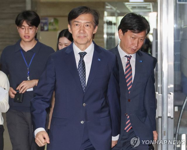 출근하는 조국 비대위원장