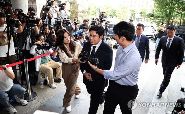 '부정거래 의혹' 조사 위해 경찰 출석하는 방시혁 의장