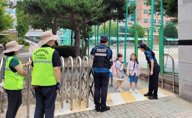 초등학교 주변 통학로 살피는 경찰관