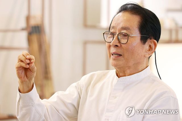 인터뷰하는 국수호 무용가 