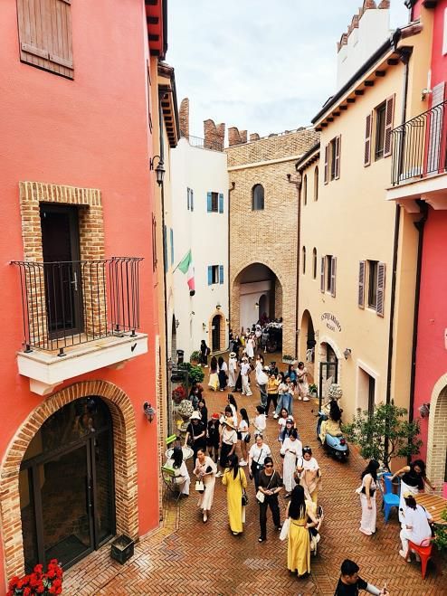 가평 이탈리아 마을 둘러보는 중국인 관광객