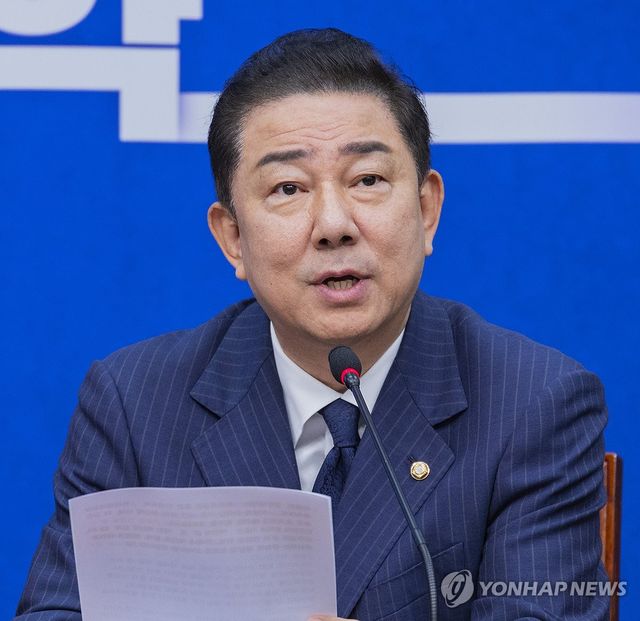 최고위원회의에서 발언하는 김병기