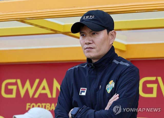 그라운드 바라보는 정경호 감독