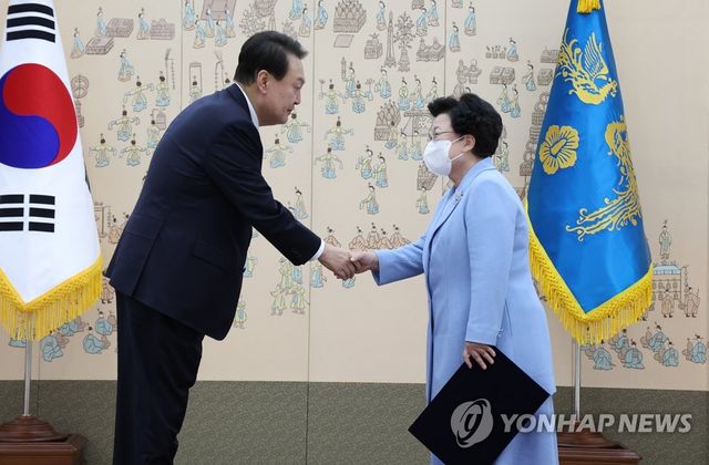 임명장 받은 이배용