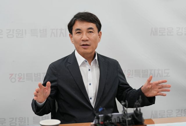 강릉 가뭄 용수 공급 방안 설명하는 김진태 도지사