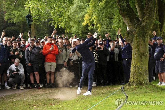 갤러리 앞에서 샷을 시도하는 유럽 대표팀 간판 로리 매킬로이