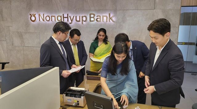 이청훈 NH농협은행 글로벌사업부문 부행장이 인도 노이다 지점을 방문해 직접 시재(현금)을 검사하고 있다. [농협은행 제공. 재판매 및 DB 금지]