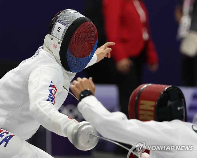 파리 올림픽 펜싱 경기 장면