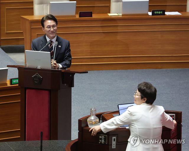 야당 의원 질의 미소 짓는 김민석 국무총리