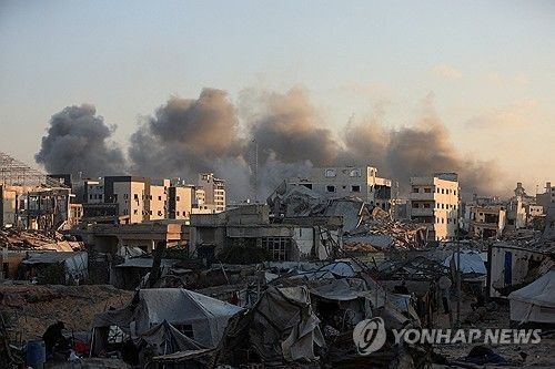 이스라엘의 폭격에 연기가 피어오르는 가자시티