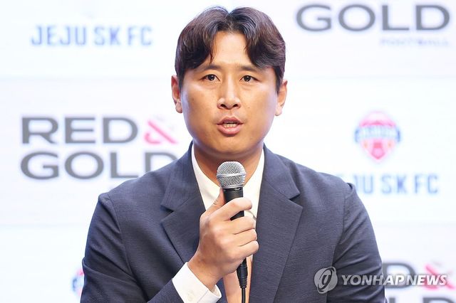 질문에 답하는 구자철 유스어드바이저