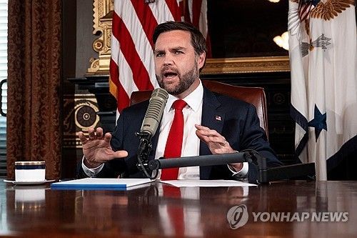 '찰리 커크쇼' 진행하는 밴스 부통령