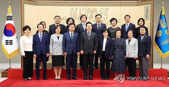 임명장 수여식 후 기념촬영하는 이재명 대통령