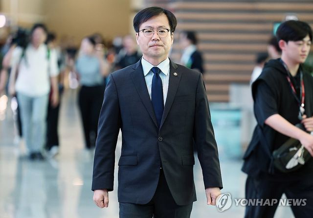 출국장으로 이동하는 여한구 통상교섭본부장