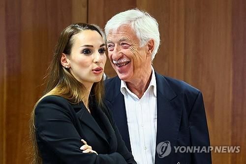 선거 결과 지켜보는 AfD 일원들