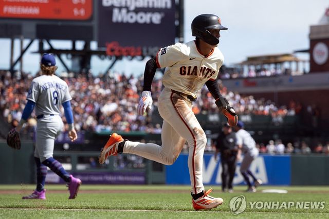 희생플라이 때 홈으로 뛰는 이정후