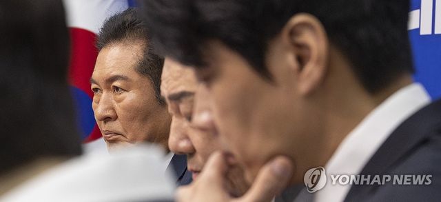 김병기 원내대표의 발언듣는 정청래 대표