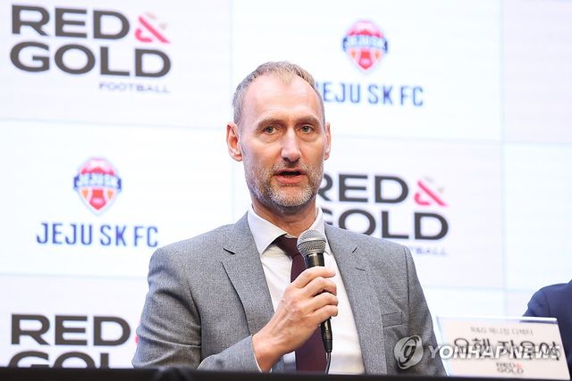 인사말 하는 요헨 자우어 디렉터