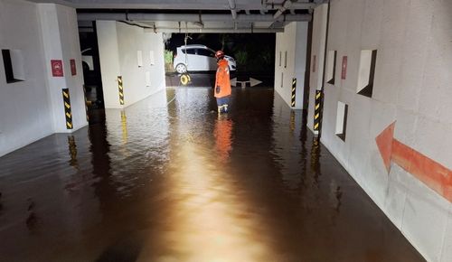 배수지원하는 소방관계자