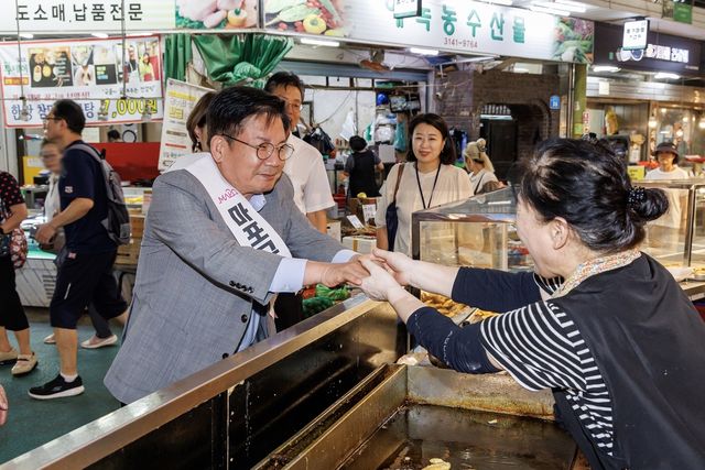 전통시장을 찾아 상인들과 인사하는 박강수 구청장