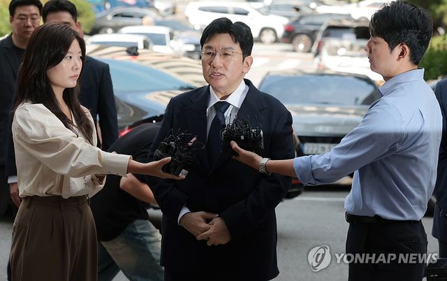 '부정거래 의혹' 방시혁 의장, 경찰 출석