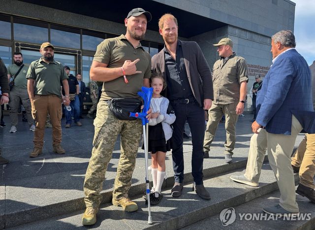 12일 키이우 방문 중 우크라이나 상이군인과 기념 촬영하는 해리 왕자