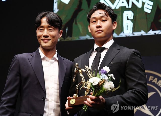 명예의 전당 트로피 받은 고 유상철 감독 아들 유선우 씨