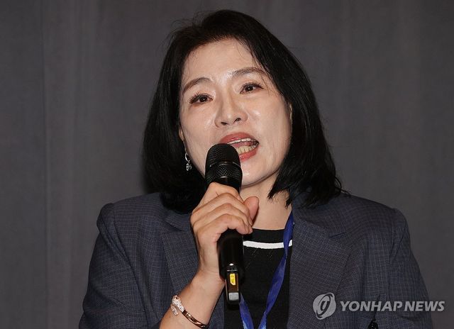 인사말하는 조금희 연출