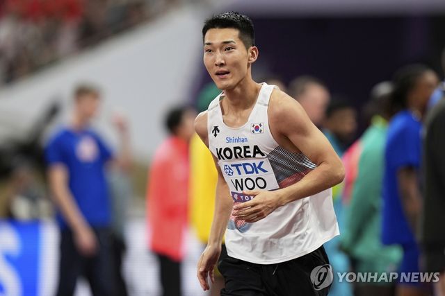 바를 바라보는 우상혁