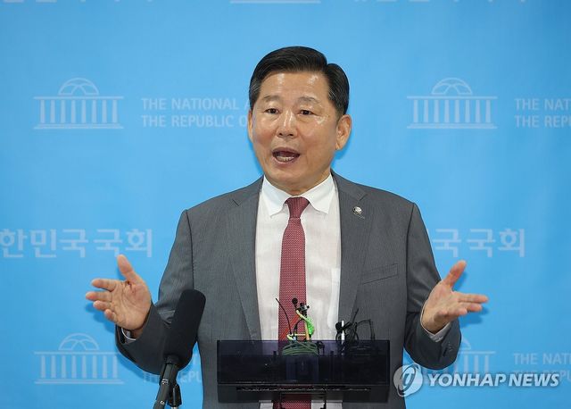 취재진 질문에 답하는 이철규 의원