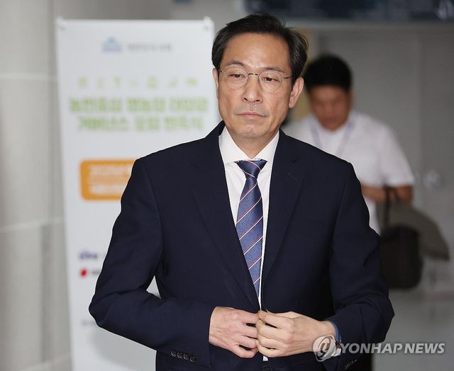 정무위 당정협의회 향하는 우상호 정무수석